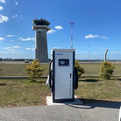 Buiten openbaar laadstation voor elektrische voertuigen met CCS Type 2 CHAdeMO-interface