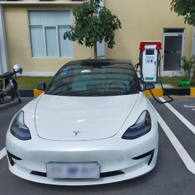 Buiten openbaar laadstation voor elektrische voertuigen met CCS Type 2 CHAdeMO-interface