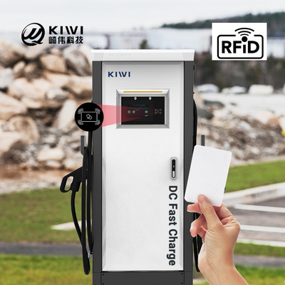 Buiten openbaar laadstation voor elektrische voertuigen met CCS Type 2 CHAdeMO-interface